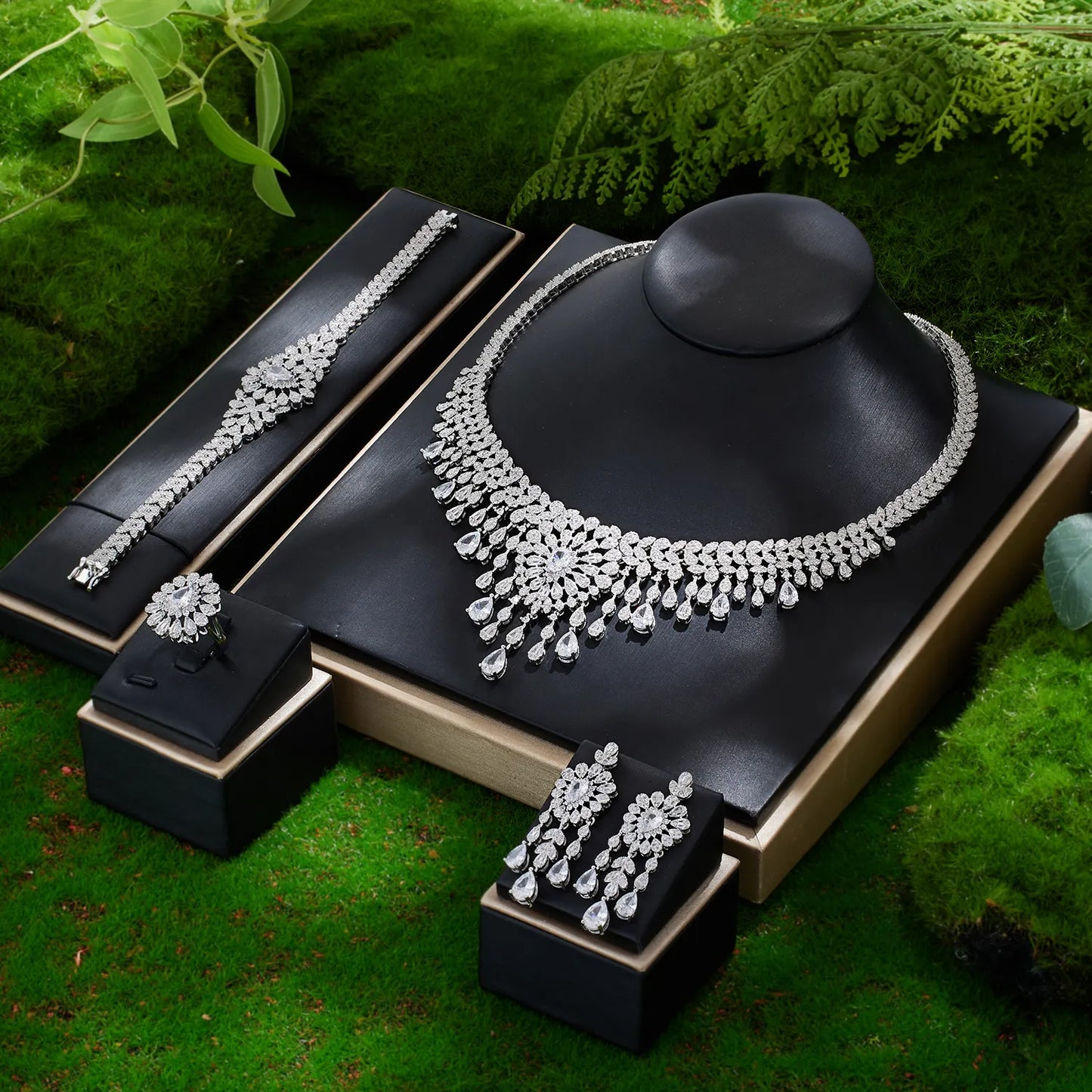 Noble and Elegant All-Diamond Jewelry Set