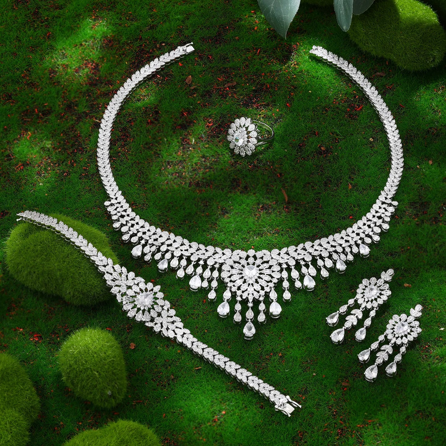 Noble and Elegant All-Diamond Jewelry Set